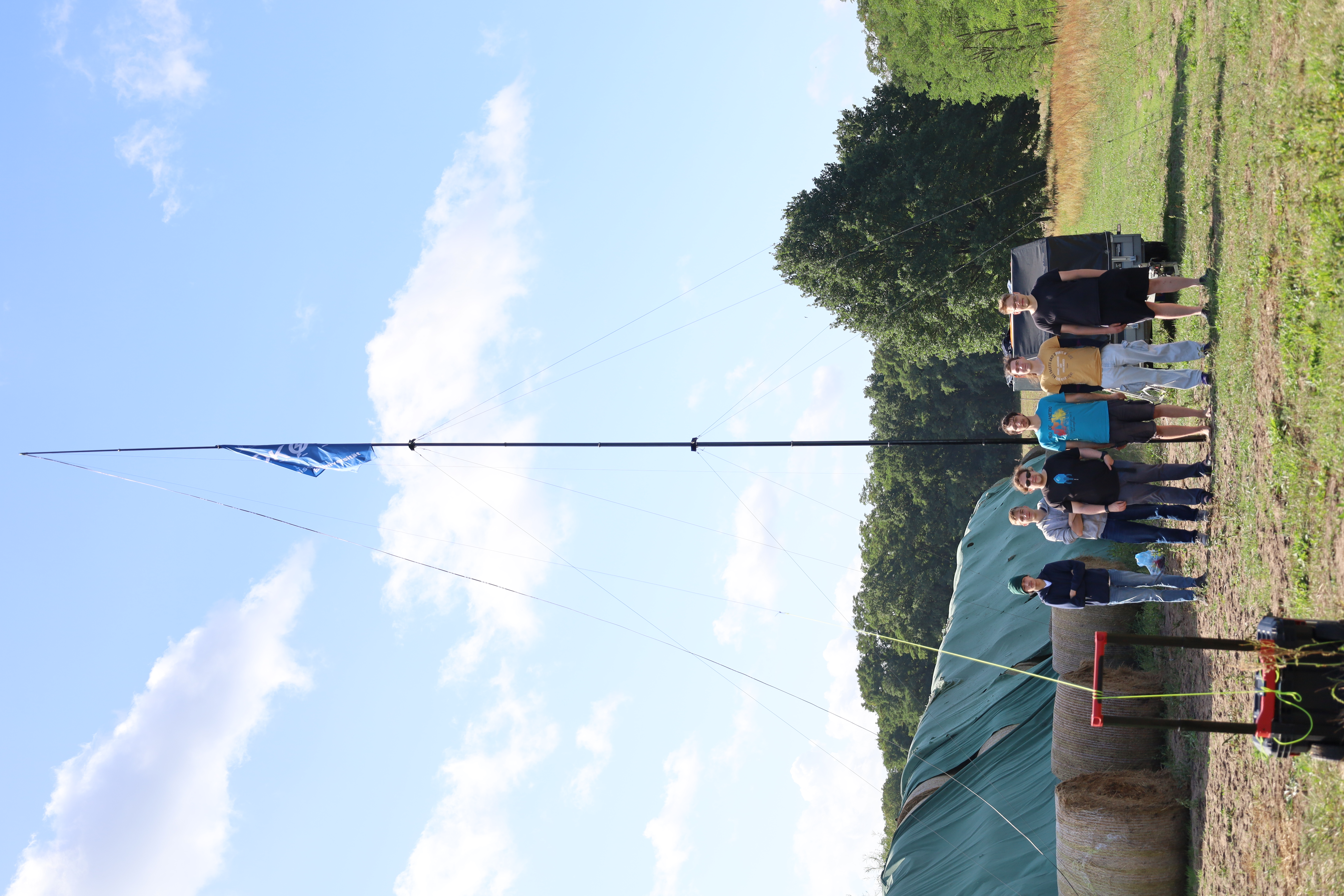 Gruppenfoto vor der Antenne