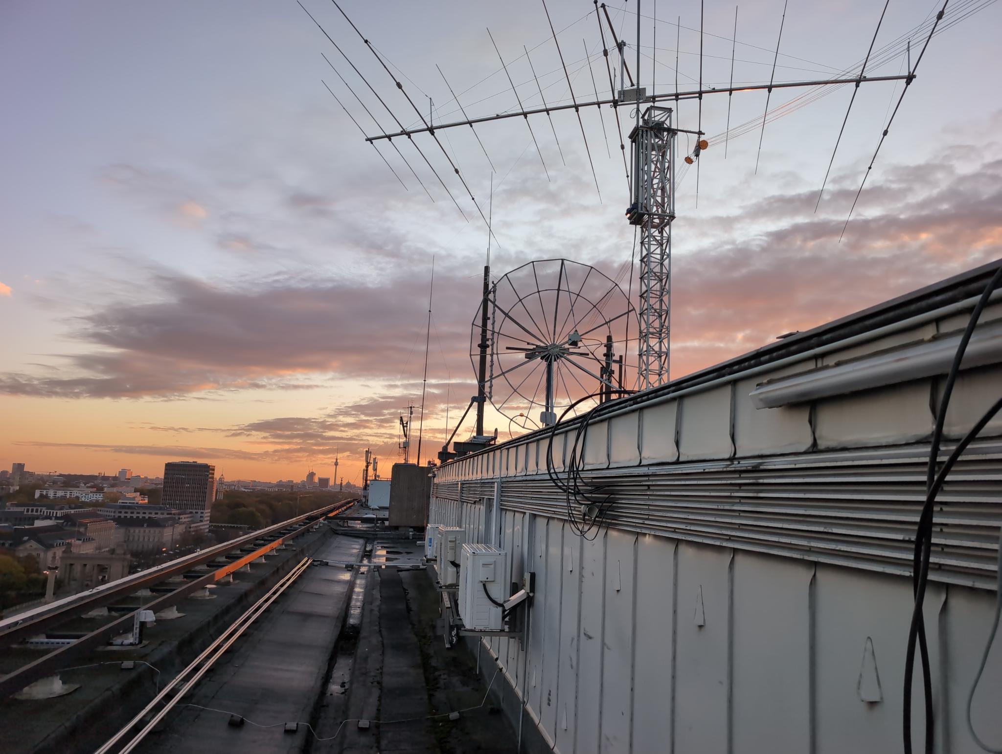 Unsere Antenne samt Rotor im Morgengrauen beim CQWW 2025